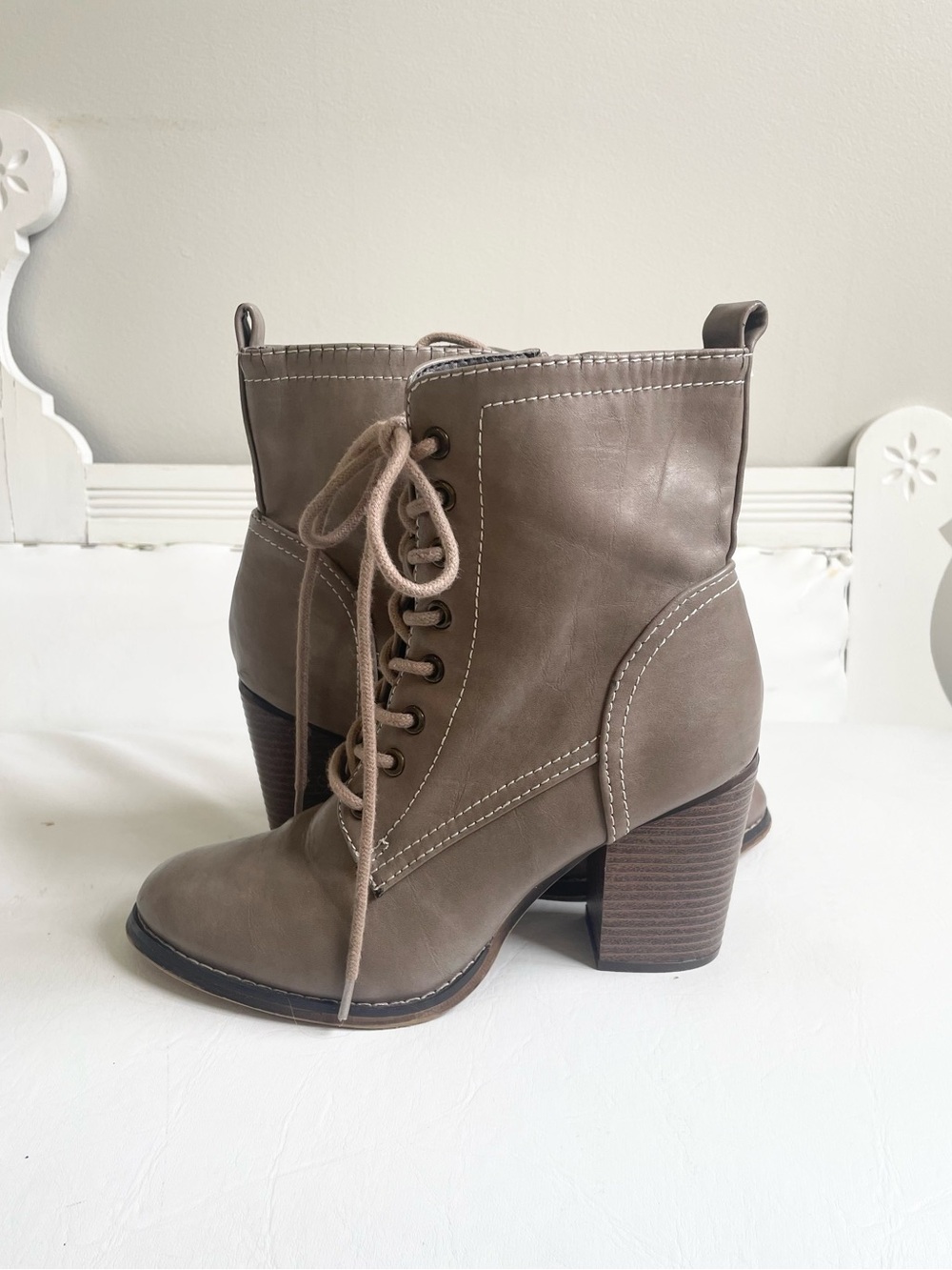 CANDIES TAUPE FAUX LEATHER ANKLE BOOTS LACES ZIPPER WHITE STITCHING BLOCK HEEL